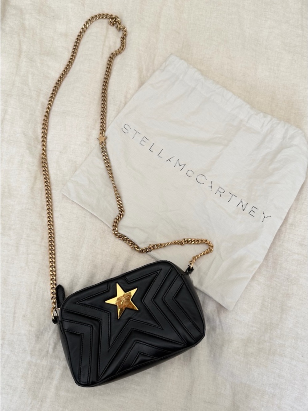 Stella McCartney Black Quilted Star Camera Bag with Gold Chain Strap - Picture 2 of 9